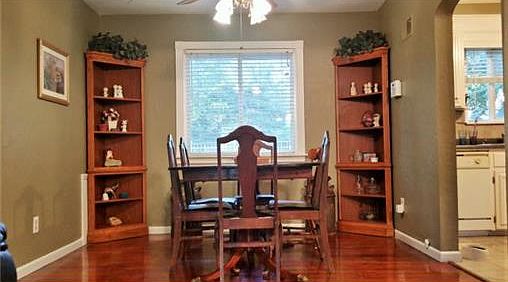 BEAUTIFUL FORMAL DINING ROOM