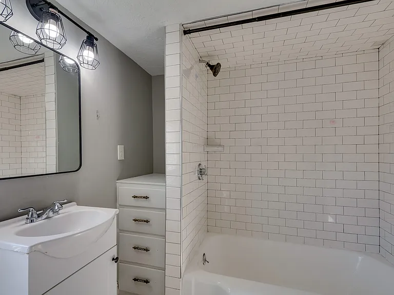 96 Pleasant St — Photo 22