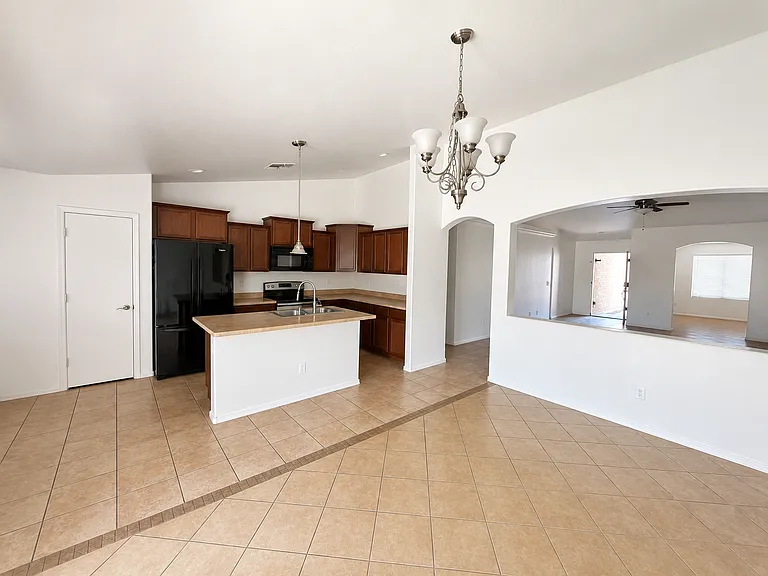 10917 W Minnezona Ave — Photo 3