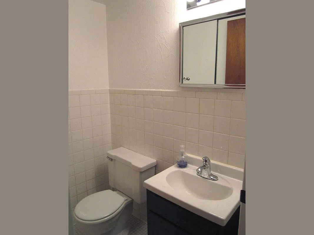 1 bed, 1.5 bath, 1053 sqft, $1,300 — Photo 3