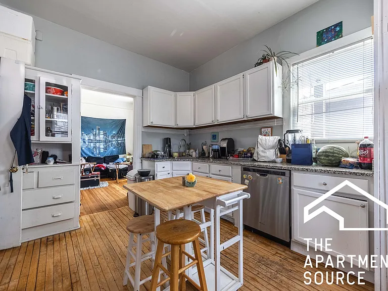 1245 W Barry Ave #B — Photo 4