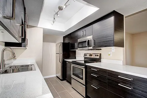 740 W Elm St #122 Photo 1
