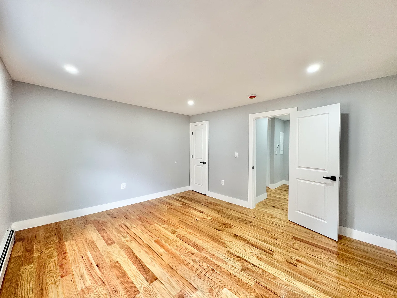 2 bed, 700 sqft, $3,000 — Photo 2