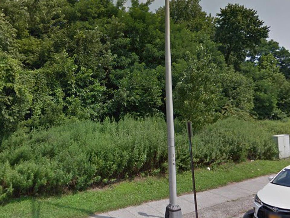 2nd image of 1688 Central Park Ave