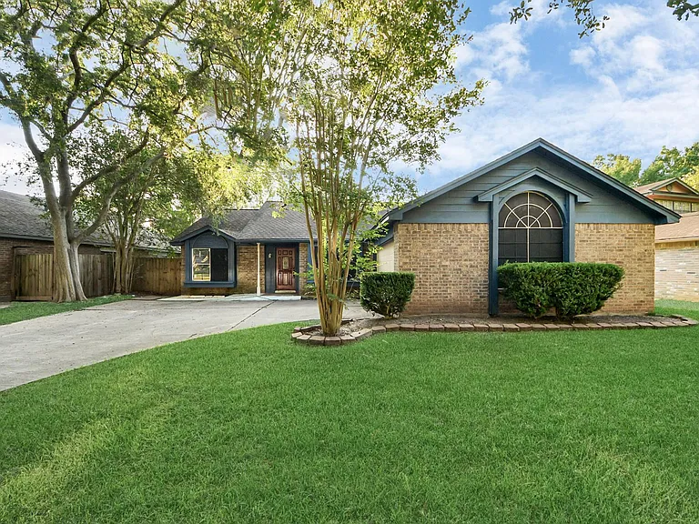 3611 Bee Bayou Ln — Photo 1