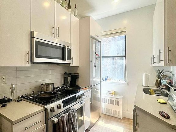 3rd image of 114 E 40th St #4D1