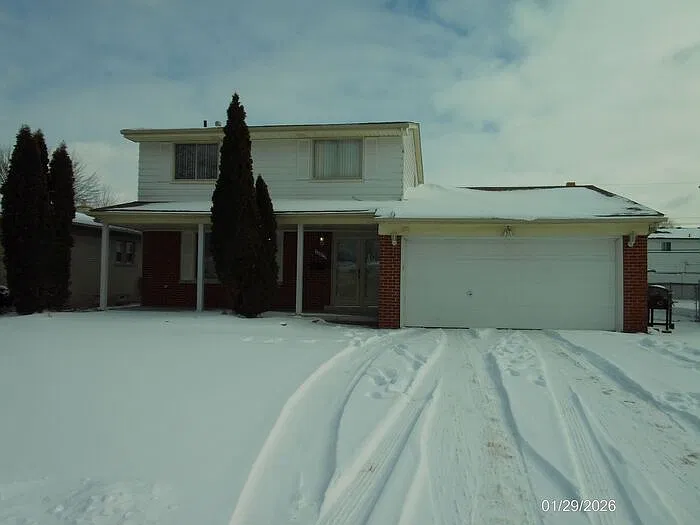 4 bed, 1.5 bath, 2000 sqft, $2,500 — Photo 2