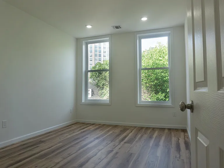 576 Newark Ave #2L — Photo 8