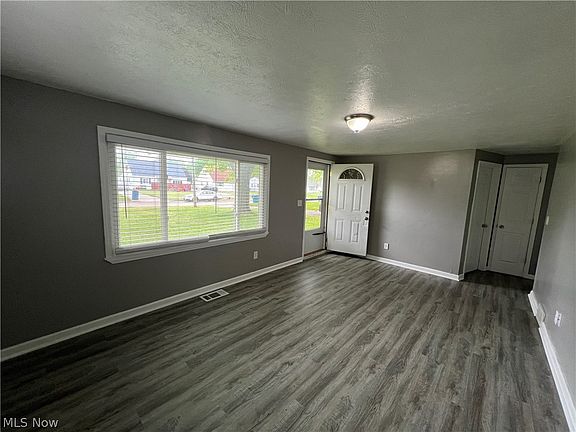 5th image of 633 Blossom Dr
