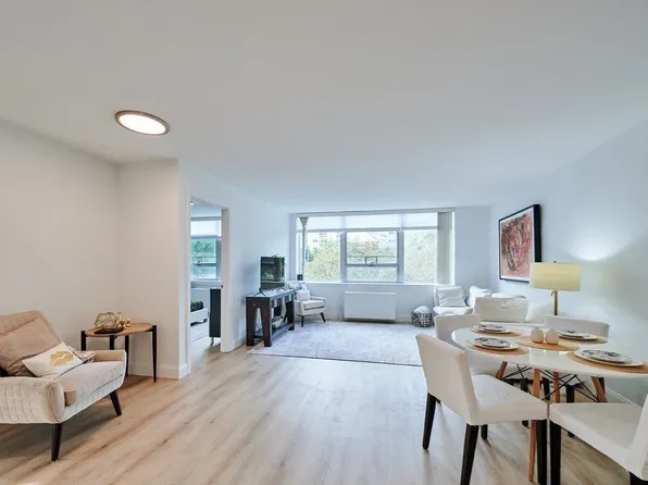 2 Hammond Pond Pkwy APT 204, Newton, MA 02467