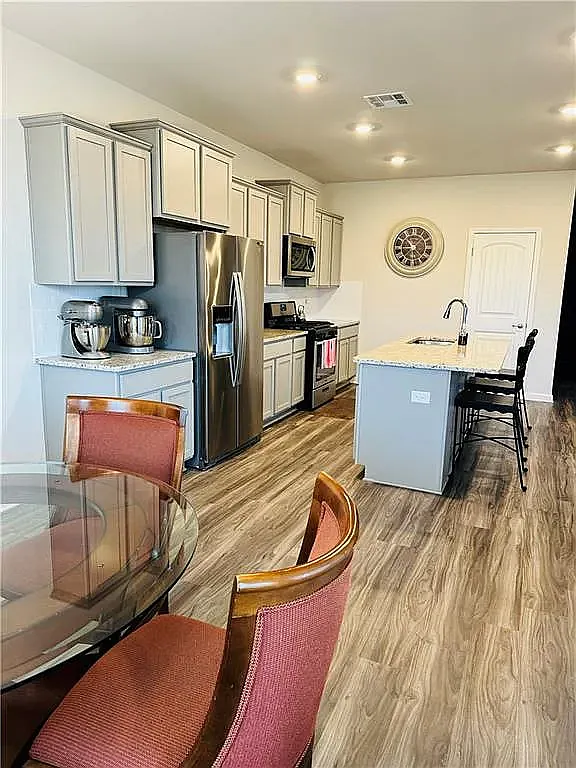 4 bed, 1884 sqft, $2,400 — Photo 4