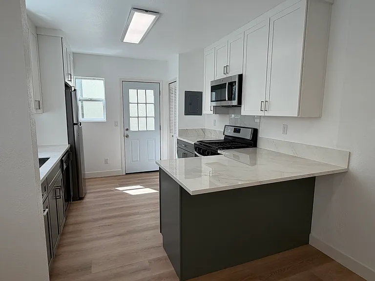 1119 Hopkins Ave — Photo 9
