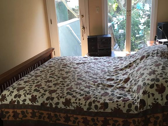 MAIN BEDROOM WITH ENTRANCE TO GARDEN
