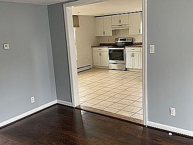 1st image of 1910B Maple Ct