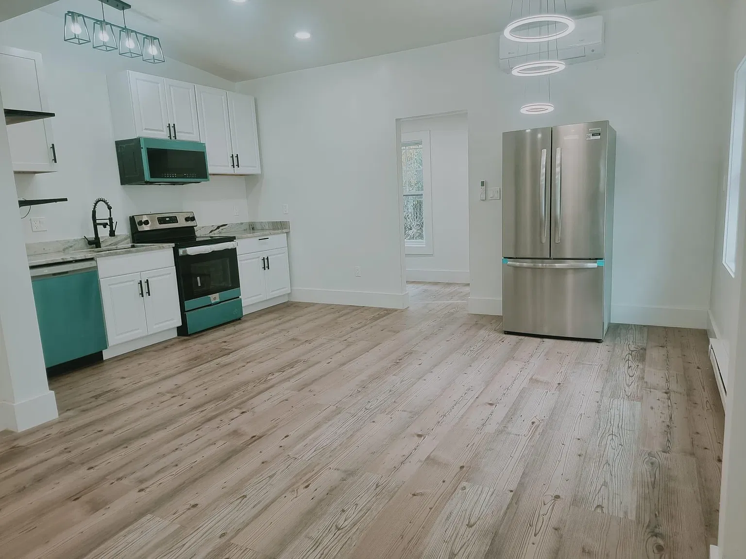 4 bed, 1.5 bath, 1900 sqft, $3,750 — Photo 2