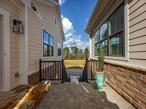 5th image of 1028 Manarola Rd