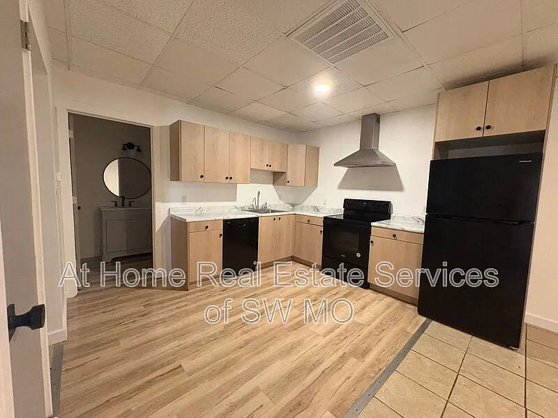 3 bed, 1.0 bath, $980 — Photo 2