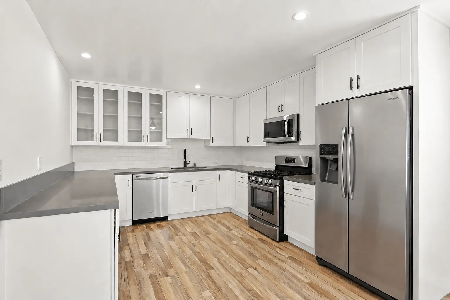 2 bed, 1050 sqft, $4,100 — Photo 3