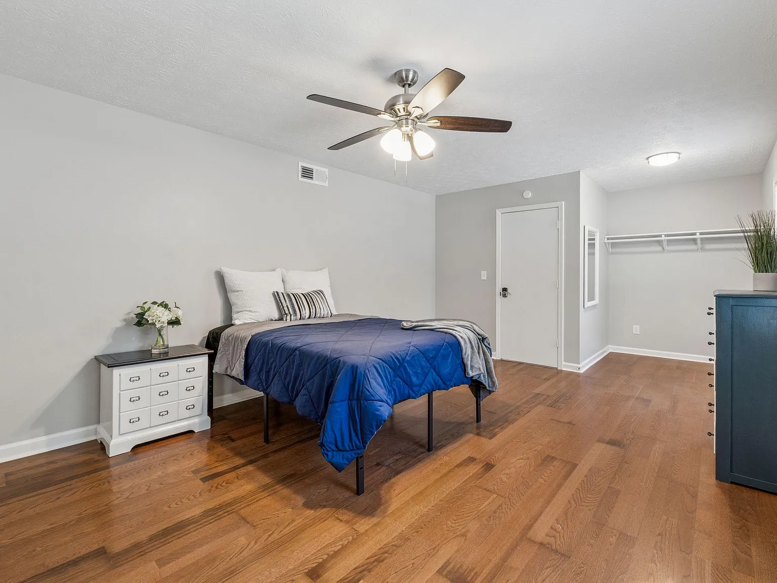 4 bed, 3.0 bath, 2600 sqft, $836 — Photo 1