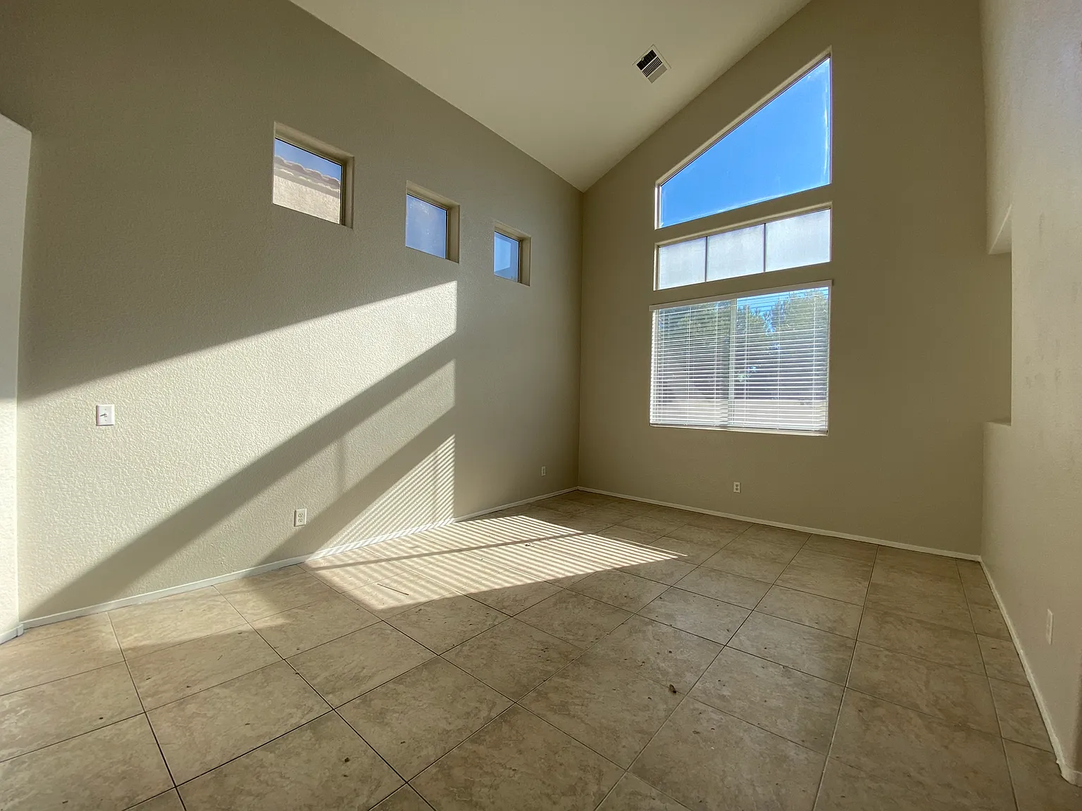 3 bed, 1633 sqft, $2,150 — Photo 2