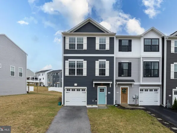 136 Overlook Dr, Hanover, PA 17331