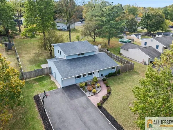 35 Emerald Rd, Kendall Park, NJ 08824