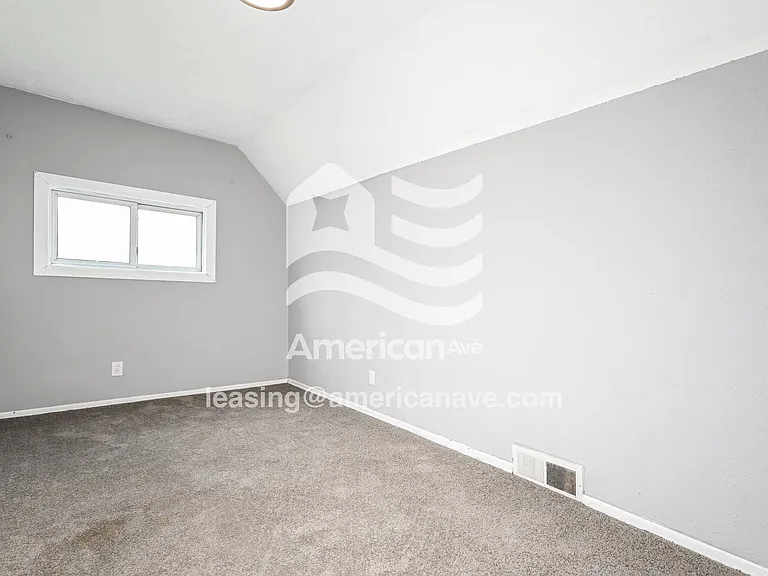 978204_012_bedroom_13725346.jpg