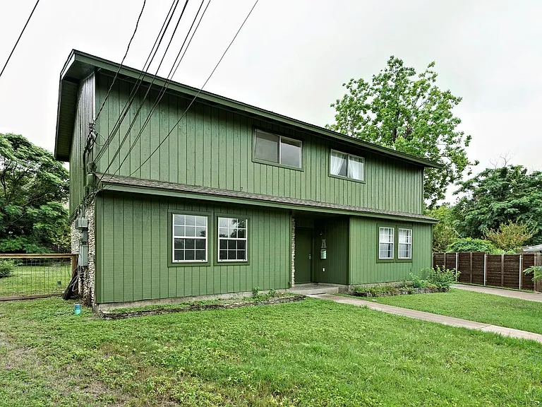903 Aurora Cir #B — Photo 2