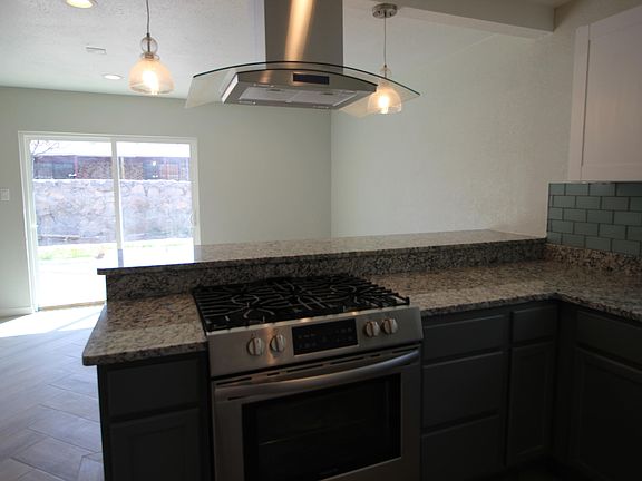 3rd image of 960 Versailles Dr