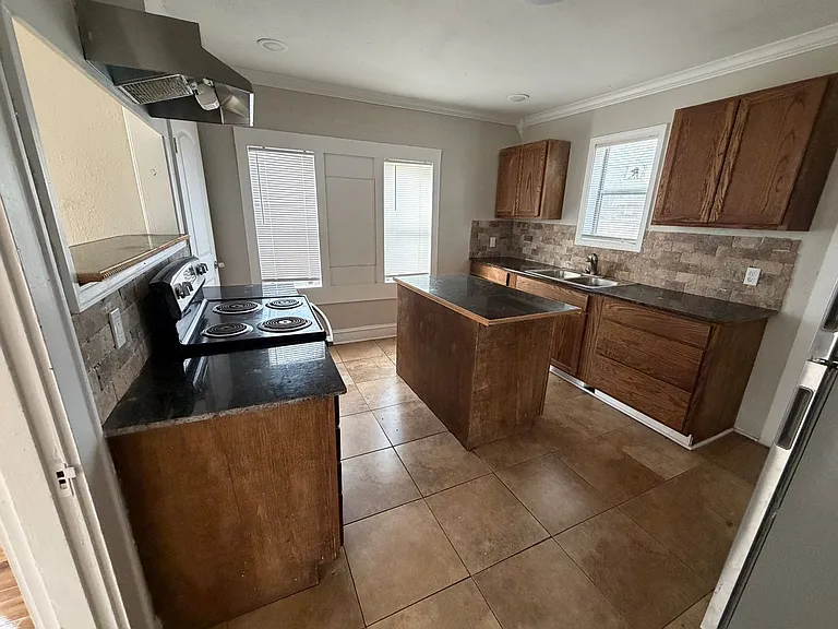 2240 Pin Oak Cir — Photo 4
