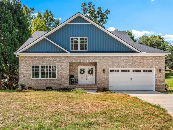 4642 Pebble Lake Dr, Pfafftown, NC 27040