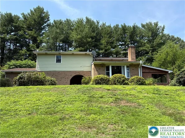 575 N Hokendauqua Dr, Bath, PA 18014