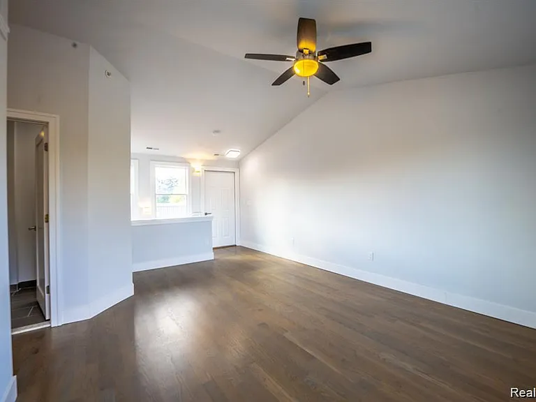 622 W Eleven Mile Rd — Photo 11