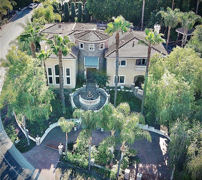 1st image of 831 W Las Palmas Dr