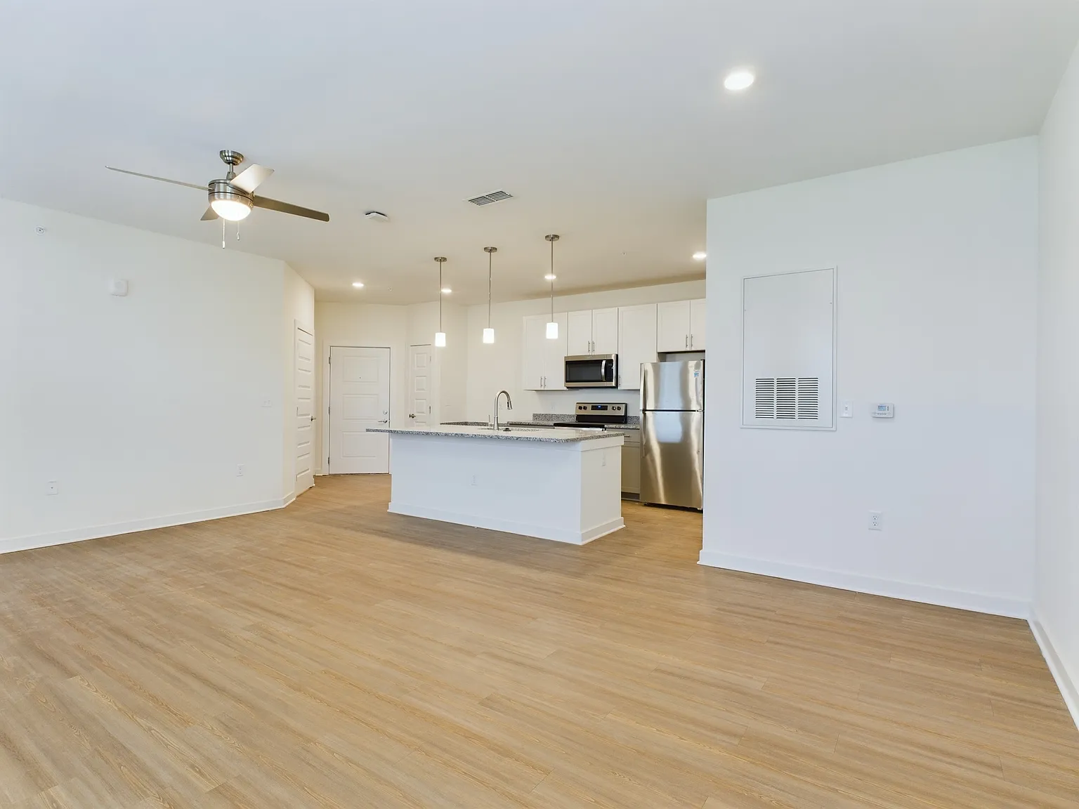 1 bed, 833 sqft, $1,419 — Photo 3