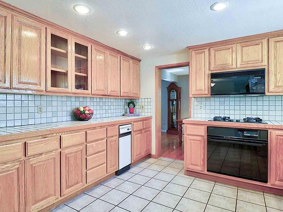 4th image of 1472 Holly Ct