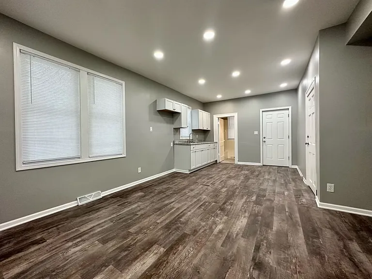 1009 Broadway Ave S — Photo 2