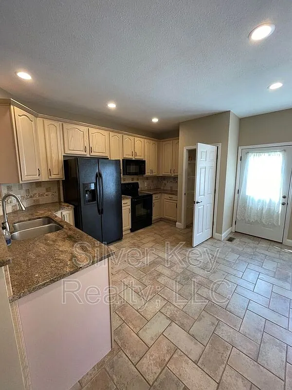 3 bed, 3.5 bath, 1820 sqft, $2,095 — Photo 4