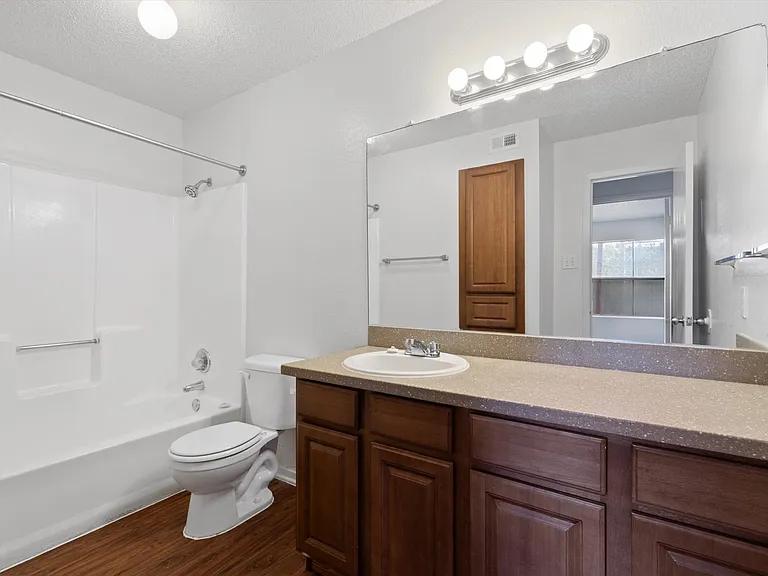 Langtry Apartments — Photo 24