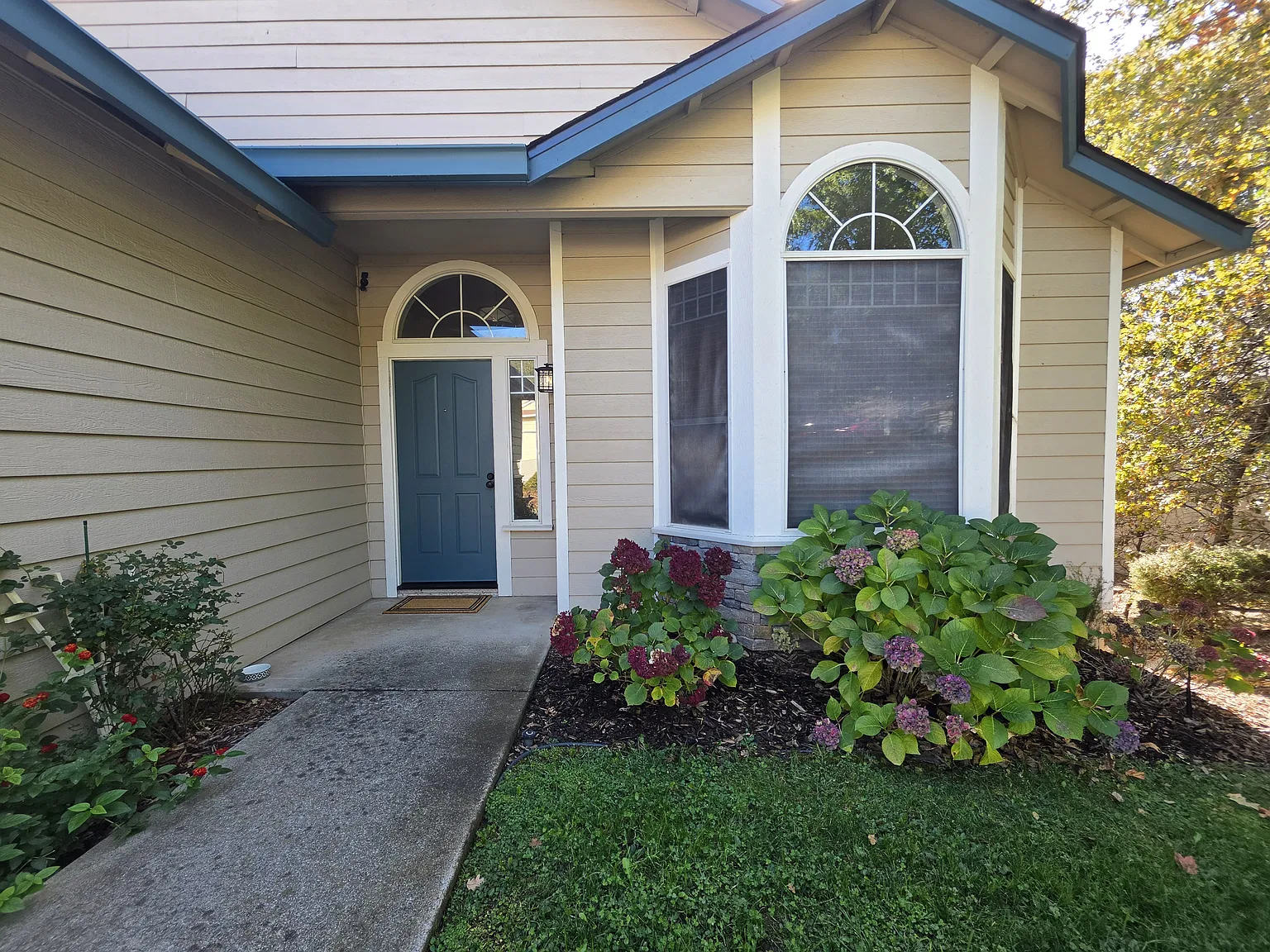 3 bed, 2350 sqft, $2,995 — Photo 3