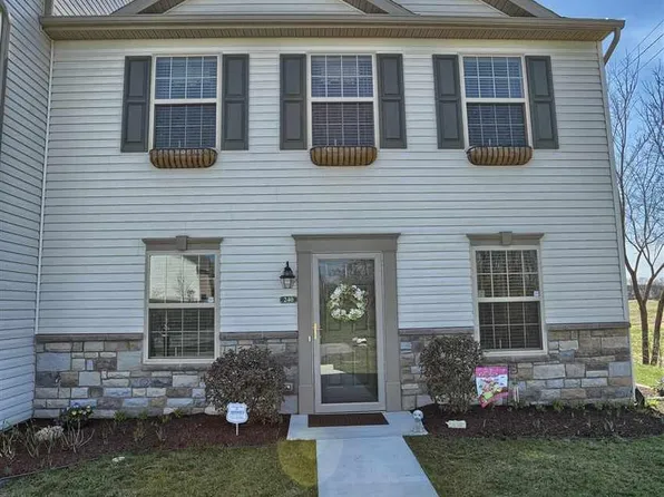 240 Melbourne Ln, Mechanicsburg, PA 17055