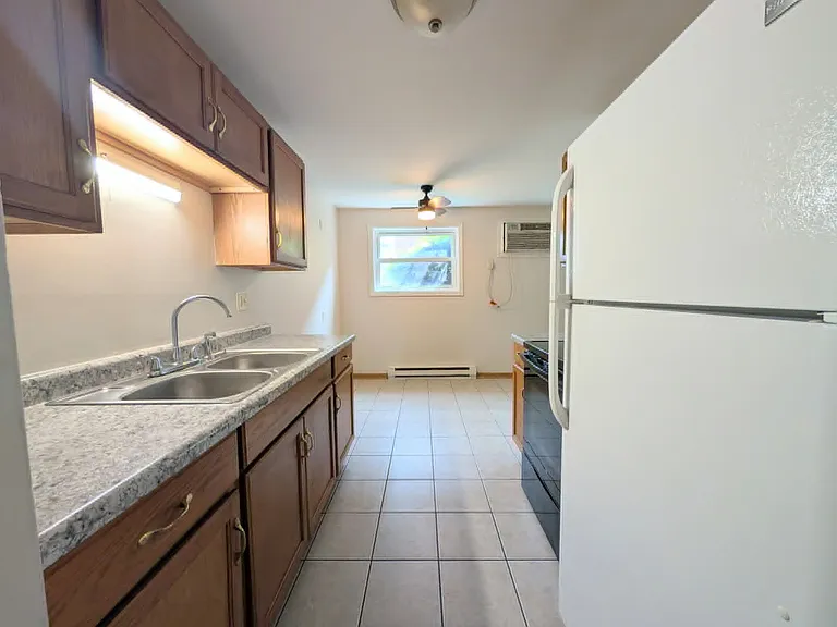 390 W Walnut St — Photo 3
