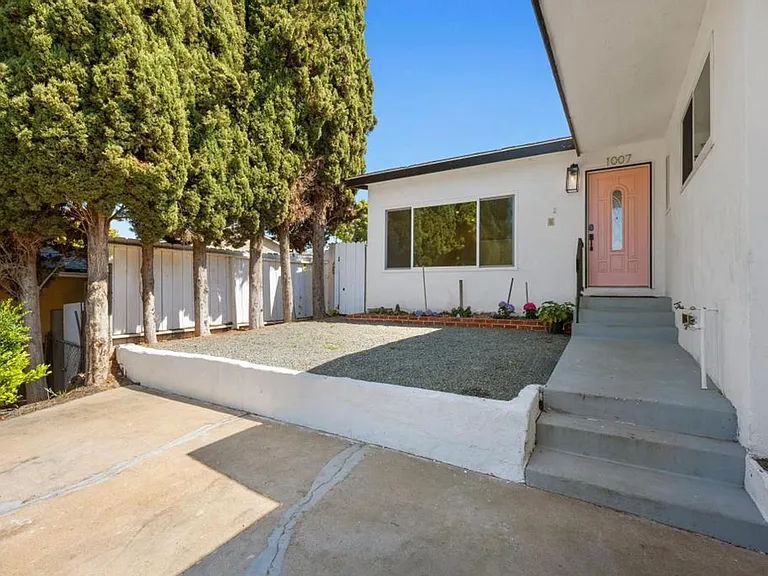 1007 Winston Dr — Photo 3