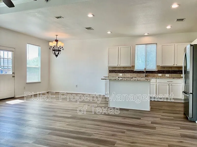 3 bed, 2.0 bath, 1670 sqft, $2,150 — Photo 4