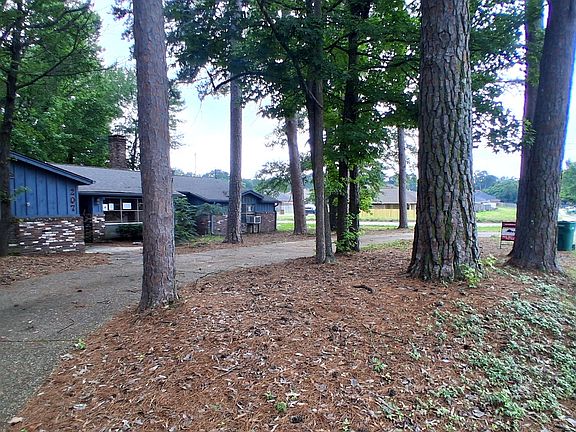 3rd image of 207 Wildwood Dr