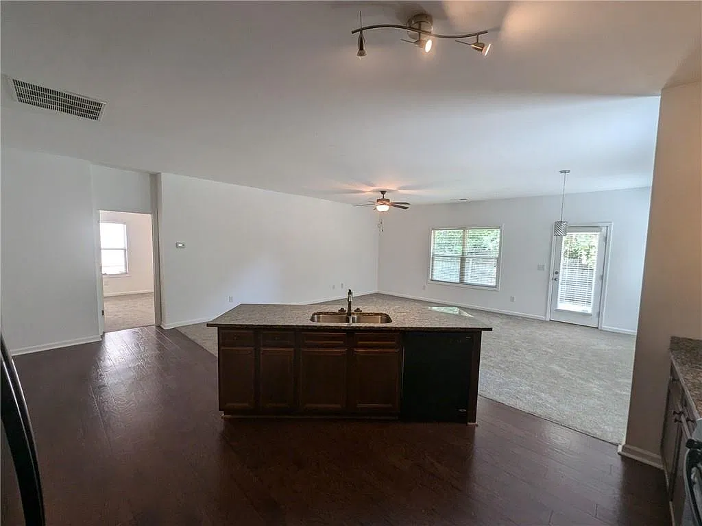 3 bed, 2.0 bath, 1692 sqft, $2,175 — Photo 3