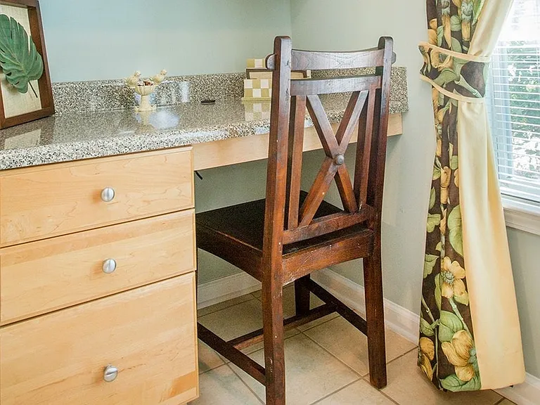 Spacious, flexible office nook