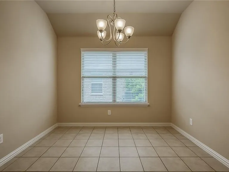 817 Silvermoon Dr — Photo 7