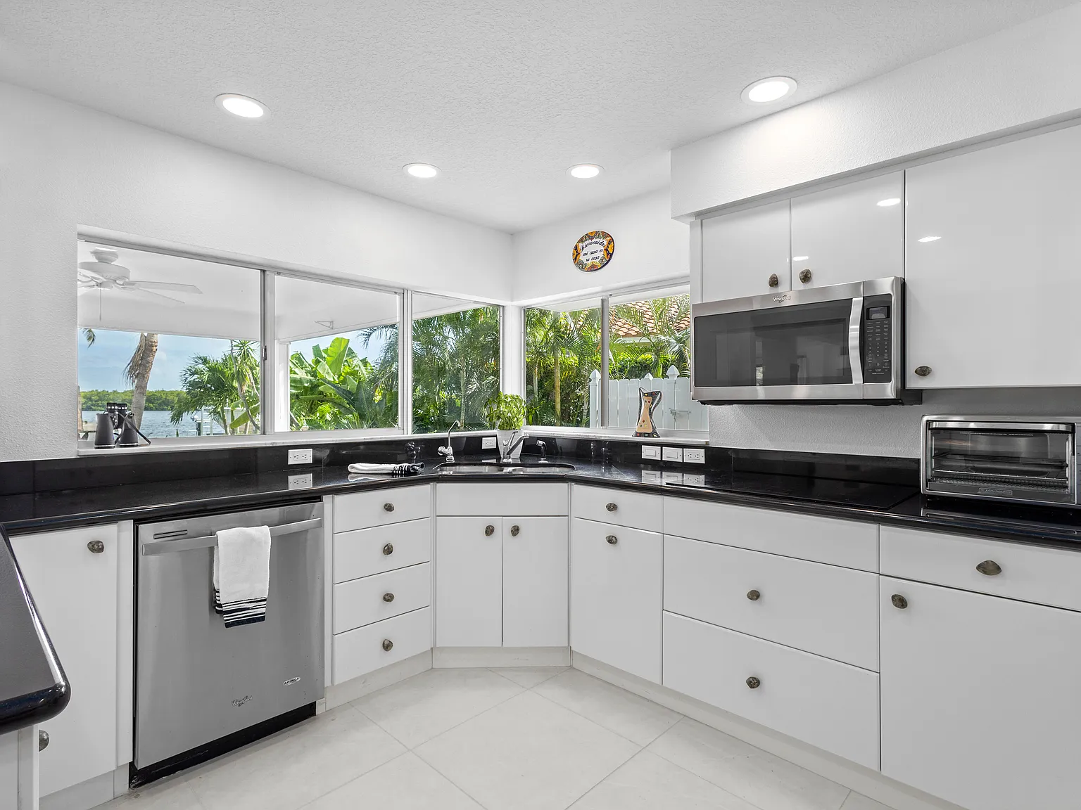 4 bed, 3975 sqft, $30,000 — Photo 4