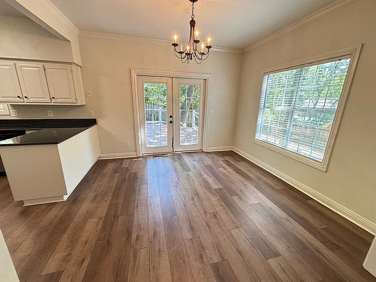 1823 W Berry St — Photo 7